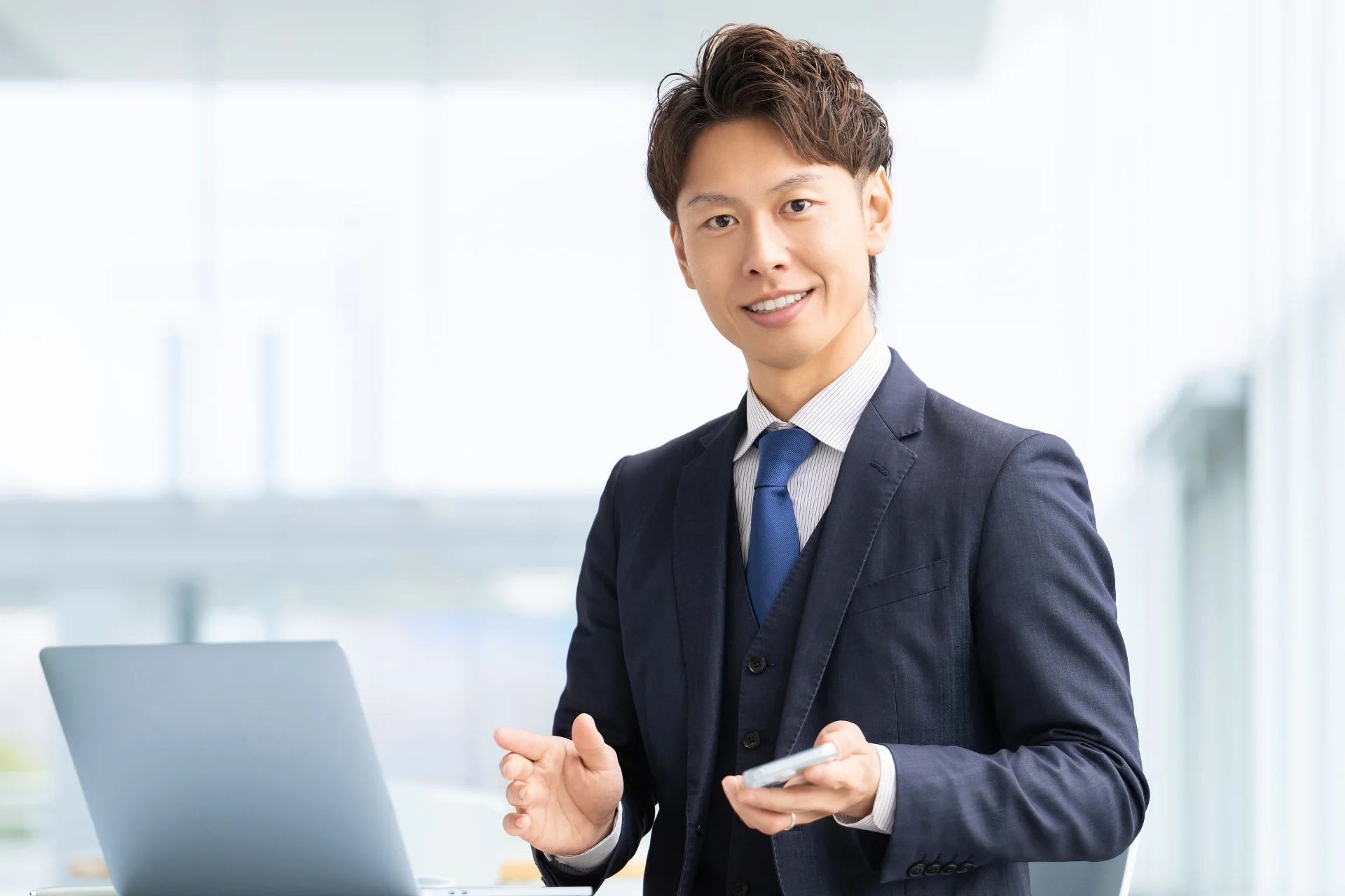 仕事に取り組む社員