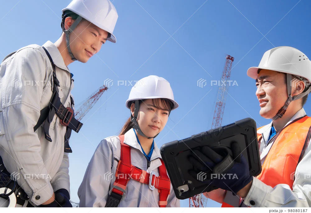 現場で打ち合わせをするスタッフ